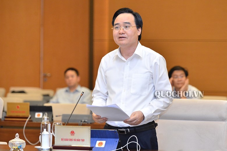 Bộ trưởng Bộ Giáo dục và Đào tạo Phùng Xuân Nhạ báo cáo tại phiên họp.