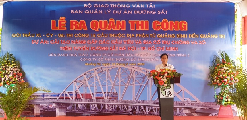 Thứ trưởng Bộ GTVT Nguyễn Ngọc Đông phát biểu chỉ đạo tại lễ ra quân xây dựng Gói thầu XL - CY - 06 (Dự án Cải tạo, nâng cấp các cầu yếu và gia cố trụ chống va xô trên tuyến đường sắt Hà Nội – TP. HCM).