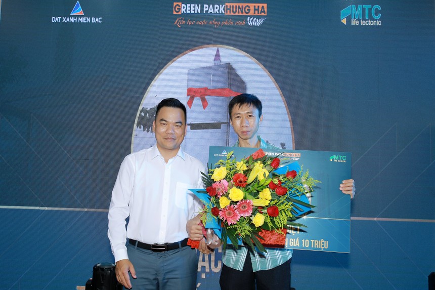 Ông Nguyễn Văn Văn, Tổng giám đốc Công ty Bất đông sản Duyên Hải trao giải đặc biệt cho khách hàng