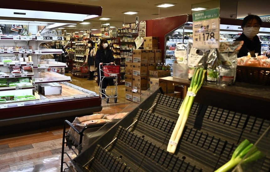 Người dân mua hàng trong siêu thị ở Tokyo, Nhật Bản ngày 6/4/2020. (Ảnh: AFP/TTXVN)