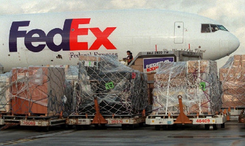 FedEx và nhiều hãng vận tải khác của Mỹ buộc phải xoay sang thu phụ phí đối với một số lô hàng vận chuyển quốc tế mùa dịch Covid-19. Ảnh: AFP