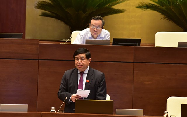 Bộ trưởng Bộ Kế hoạch và đầu tư Nguyễn Chí Dũng giải trình ý kiến đại biểu - Ảnh QK.