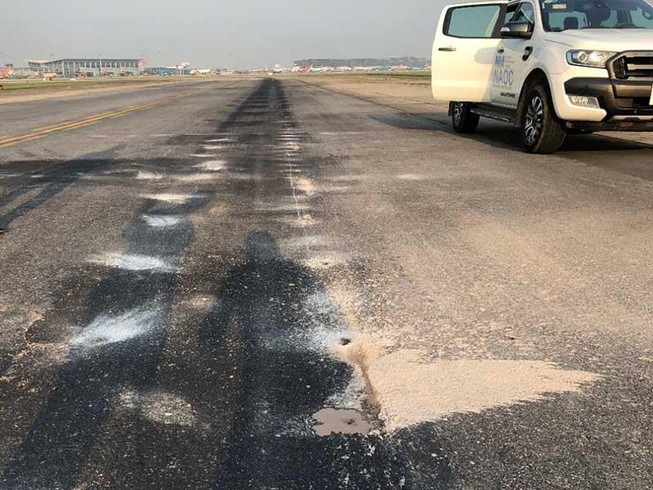 Hiện các đường cất hạ cánh tại CHKQT Tân Sơn Nhất và Nội Bài đã bị xuống cấp nghiêm trọng, ảnh hưởng lớn đến an toàn hoạt động khai thác.