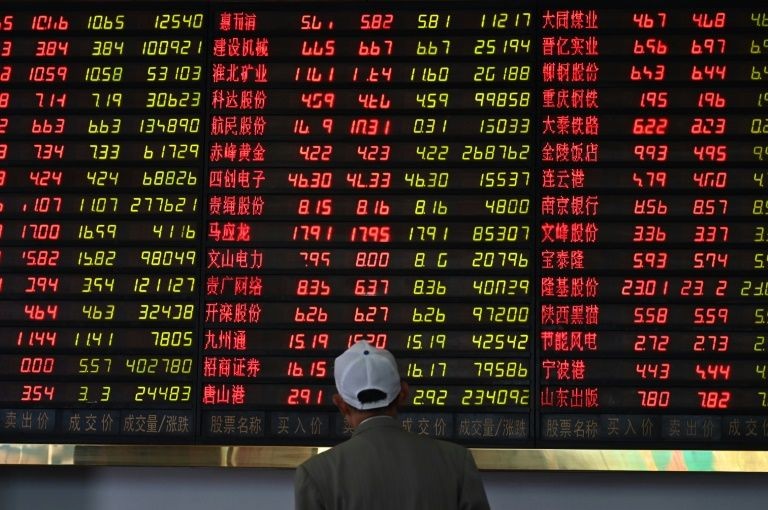 Chứng khoán Trung Quốc đại lục nhuốm đỏ trong phiên giao dịch sáng nay 2/6. Ảnh: AFP