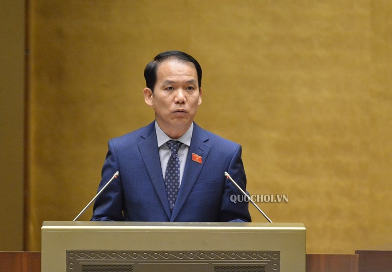 Chủ nhiệm Uỷ ban Pháp luật Hoàng Thanh Tùng trình bày báo cáo tiếp thu, giải trình trước khi đại biểu bấm nút.