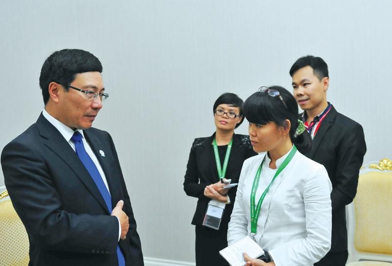 Thục Minh (áo trắng) phỏng vấn Bộ trưởng Bộ Ngoại giao Phạm Bình Minh bên lề Hội nghị Cấp cao ASEAN thứ 21 tại Phom Penh (Campuchia) năm 2012.