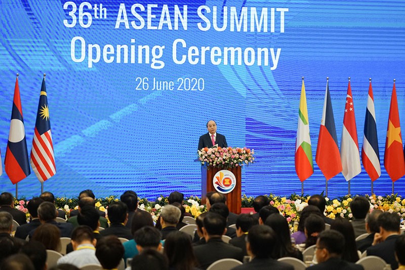 "Chúng ta quyết không chùn bước" là thông điệp mạnh mẽ được Thủ tướng Chính phủ Nguyễn Xuân Phúc đưa ra tại Hội nghị Cấp cao ASEAN-36.