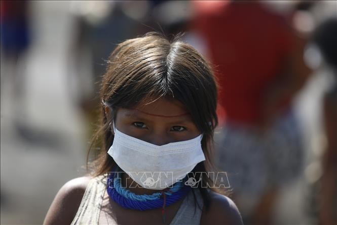 Một em nhỏ đeo khẩu trang phòng lây nhiễm COVID-19 tại Roraima, Brazil ngày 30/6/2020. Ảnh: THX/TTXVN