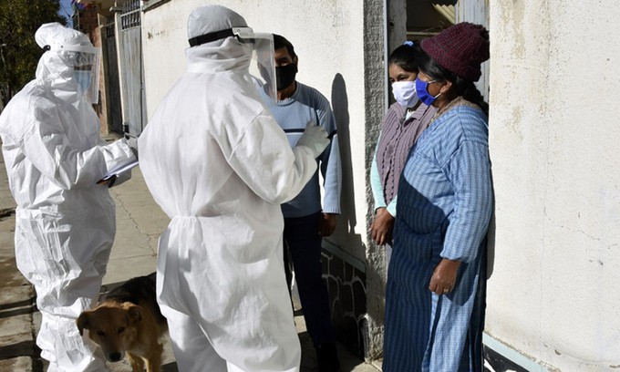 Nhân viên y tế đến từng nhà dân để kiểm tra những người có khả năng nhiễm nCoV tại El Alto, Bolivia hôm 4/7. Ảnh: AFP.