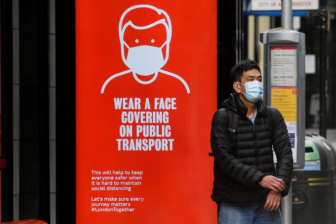 Một người dân London, Anh, đeo khẩu trang ngừa lây nhiễm Covid-19, ngày 5/6. Ảnh: Reuters