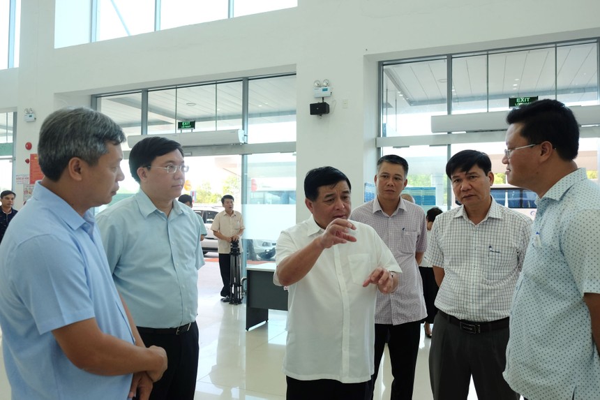 Bộ trưởng Nguyễn Chí Dũng cùng đoàn công tác Bộ Kế hoạch và Đầu tư thăm Sân bay Chu Lai