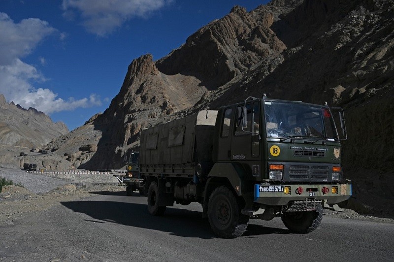 Đoàn xe quân sự di chuyển đến thị trấn Leh hôm 29/6, thủ phủ vùng Ladakh của Ấn Độ, nơi tiếp giáp Trung Quốc. Ảnh: AFP