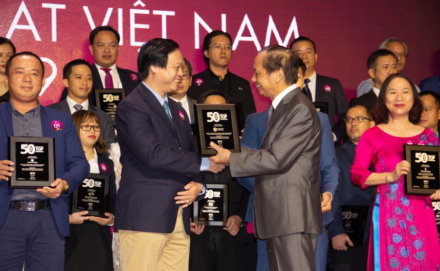 Ông Bùi Quang Anh Vũ – Tổng giám đốc Công ty Phát Đạt nhận giải thưởng Top 50 Doanh Nghiệp Kinh Doanh Hiệu Quả Nhất Việt Nam 2019