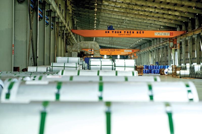 Sản phẩm của Công ty cổ phần Tập đoàn Hoa Sen chiếm hơn 30% thị phần tôn trong nước. Trong ảnh: Nhà máy sản xuất Tôn Hoa Sen.