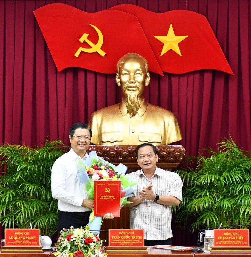 Đồng chí Trần Quốc Trung, Bí thư Thành ủy Cần Thơ trao quyết định của Ban Bí thư Trung ương Đảng cho đồng chí Trương Quang Hoài Nam.