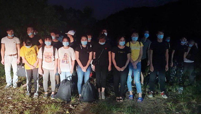 Nhóm 29 người nhập cảnh trái phép bị Tổ tuần tra kiểm soát của Đồn Biên phòng Bắc Sơn bắt giữ. Ảnh: Đồn biên phòng Bắc Sơn.