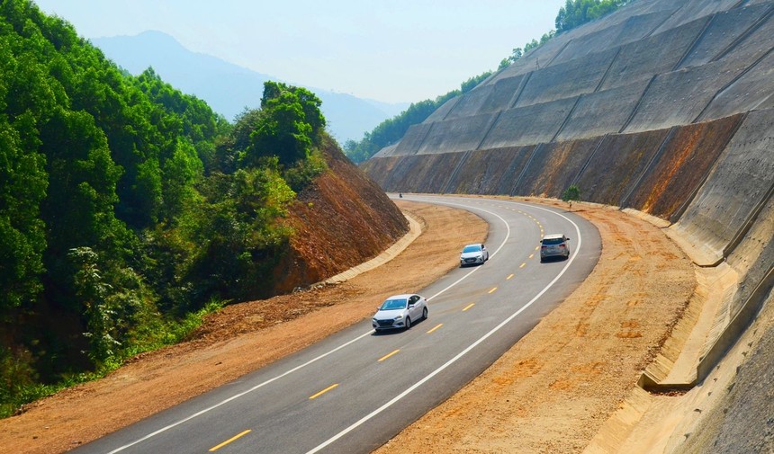 Một đoạn cao tốc Bắc - Nam qua Thừa Thiên Huế vừa được đưa vào khai thác.