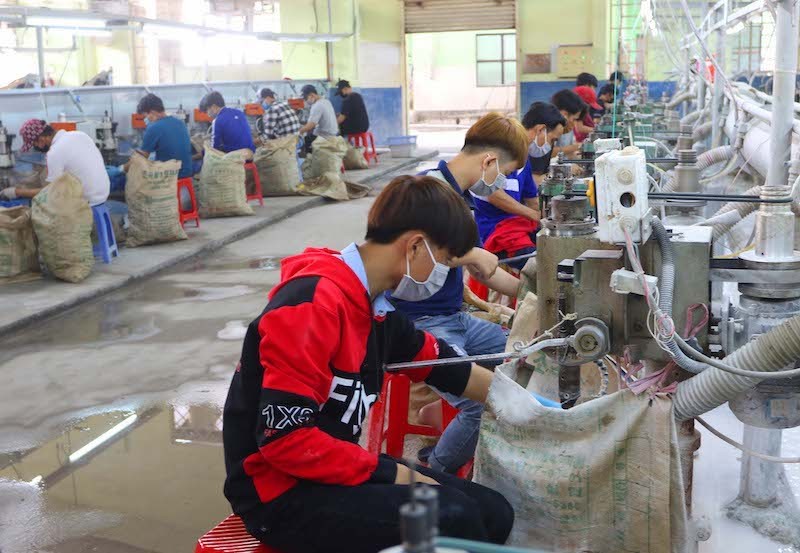 Công nhân sản xuất cúc áo được xuất khẩu đến EU, Mỹ, Nhật Bản,...tại Công Ty TNHH Nút Áo Tôn Văn, tỉnh Bình Dương (Ảnh minh hoạ: Lê Toàn).