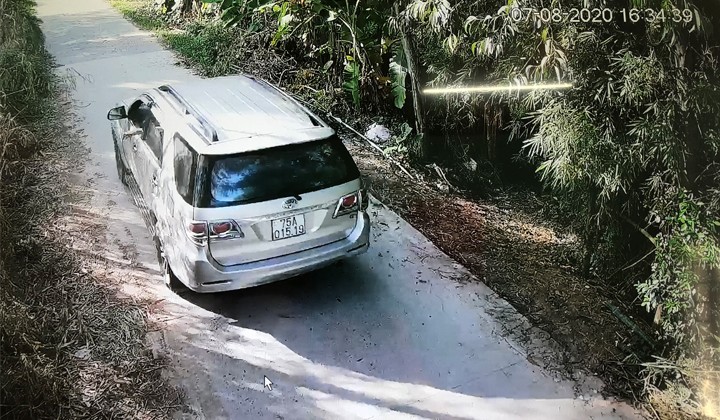 Đối tượng Trương Thanh Minh điều khiển xe chạy đường làng nhằm qua mặt các chốt kiểm tra y tế được ghi lại qua camera giám sát.