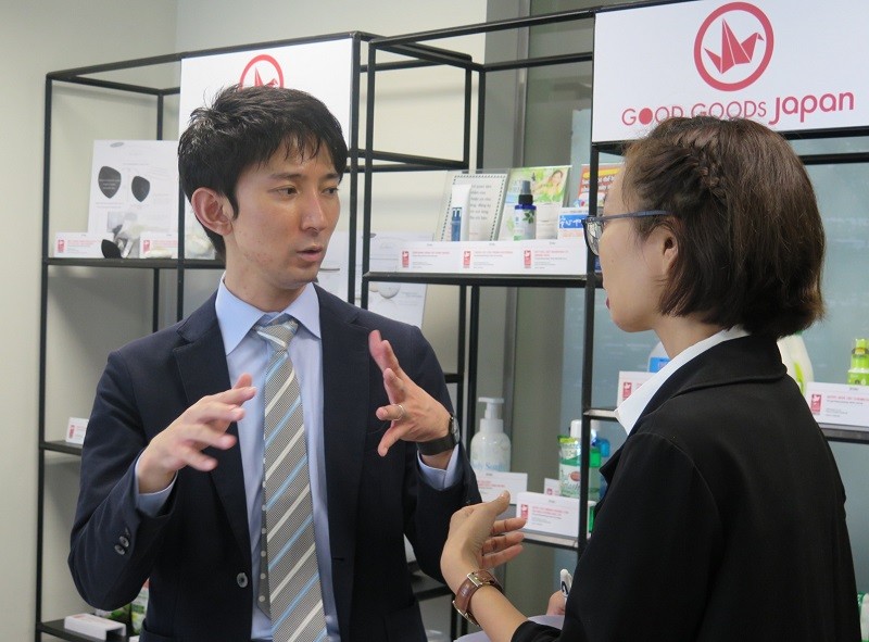 Giám đốc Dự án JETRO Hà Nội Abe Tomofumi (bìa trái) trao đổi bên lề buổi họp báo. Ảnh: Lê Quân