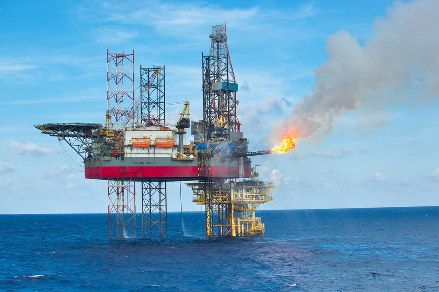 Giá cổ phiếu ngành dầu khí chưa tăng theo giá dầu 