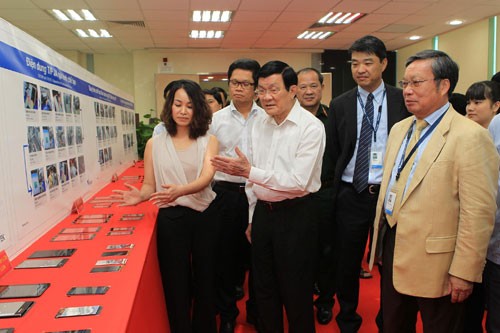 Chủ tịch nước thăm nhà máy Wintek Bắc Giang