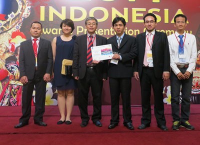 Đoàn FPT nhận giải thưởng CNTT tại Indonesia