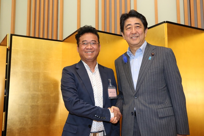 Ông Tâm chụp hình lưu niệm với Thủ tướng Nhật Bản tháng 7/2015
