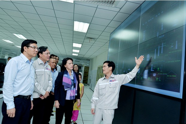 Chủ tịch Quốc hội Nguyễn Thị Kim Ngân biểu dương, khen ngợi tập thể cán bộ công nhân viên Đạm Cà Mau trong hoạt động sản xuất kinh doanh 5 năm qua