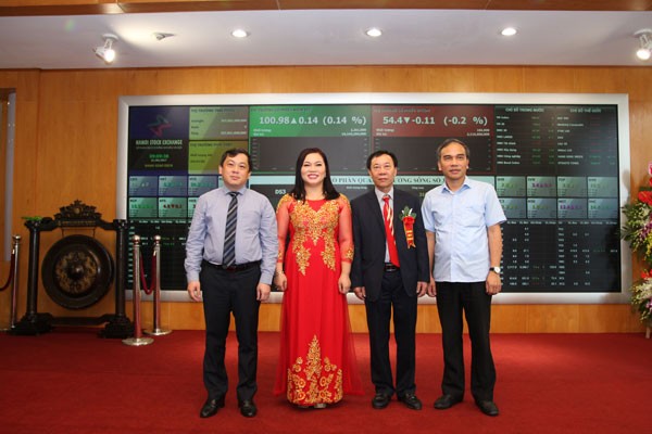 Bà Nguyễn Việt Loan, Chủ tịch Hội đồng quản trị Công ty (thứ hai từ trái sang)