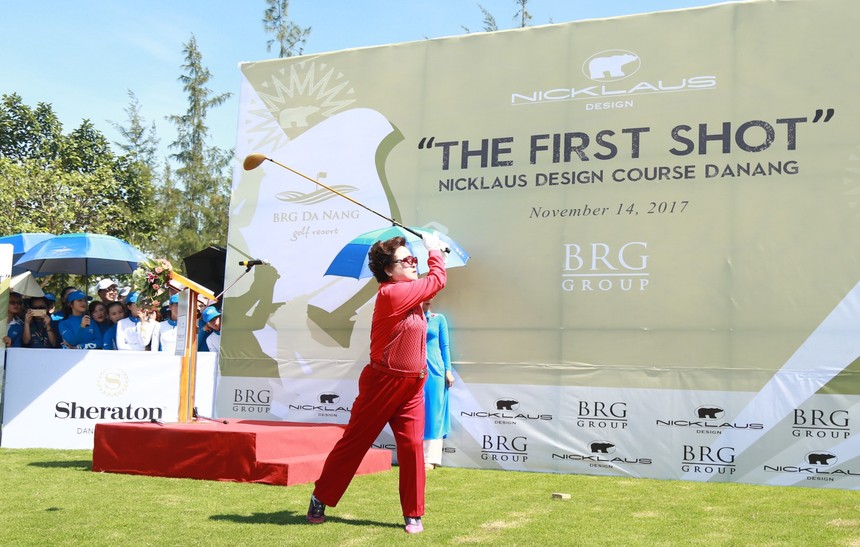 Bà Nguyễn Thị Nga, Chủ tịch BRG phát bóng tại giải vô địch Gôn liên Câu lạc bộ châu Á Thái Bình Dương 2017 tại BRG Danang Golf Resort