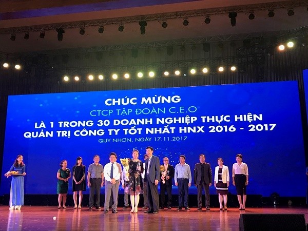Bà Vũ Thị Lan Anh – Phó Tổng Giám đốc Tập đoàn CEO, đại diện lên nhận hoa và kỷ niệm chương của Ban Tổ chức