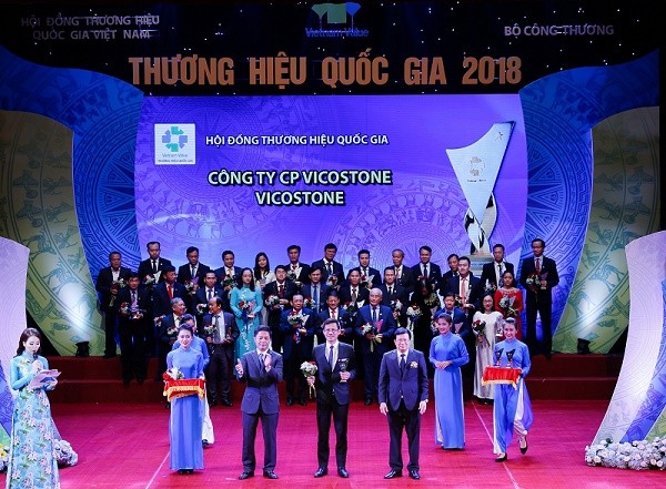 Tổng giám đốc Phạm Anh Tuấn nhận biểu trưng Thương hiệu Quốc gia.
