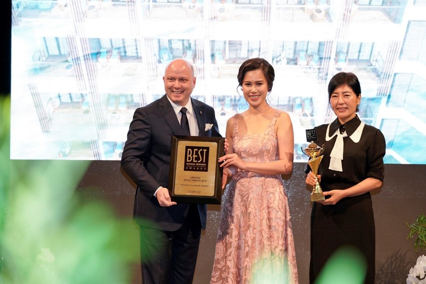 Ông Lee Pearce – Tổng quản lý Khách sạn Novotel Phu Quoc Resort nhận giải Leading Family Resorts 2019 từ Ban Tổ chức