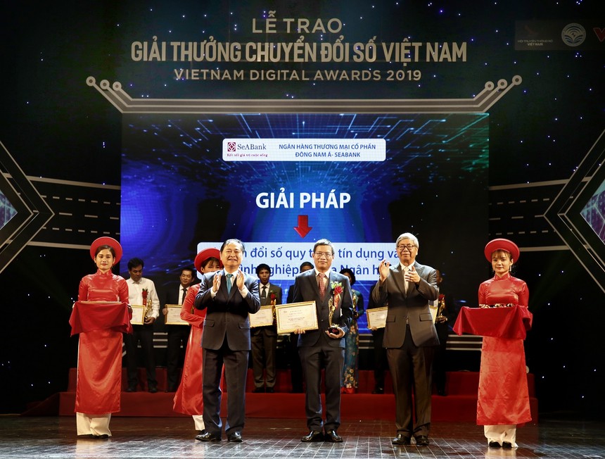 Ông Nguyễn Tuấn Cường, Phó tổng giám đốc SeABank nhận giải thưởng.