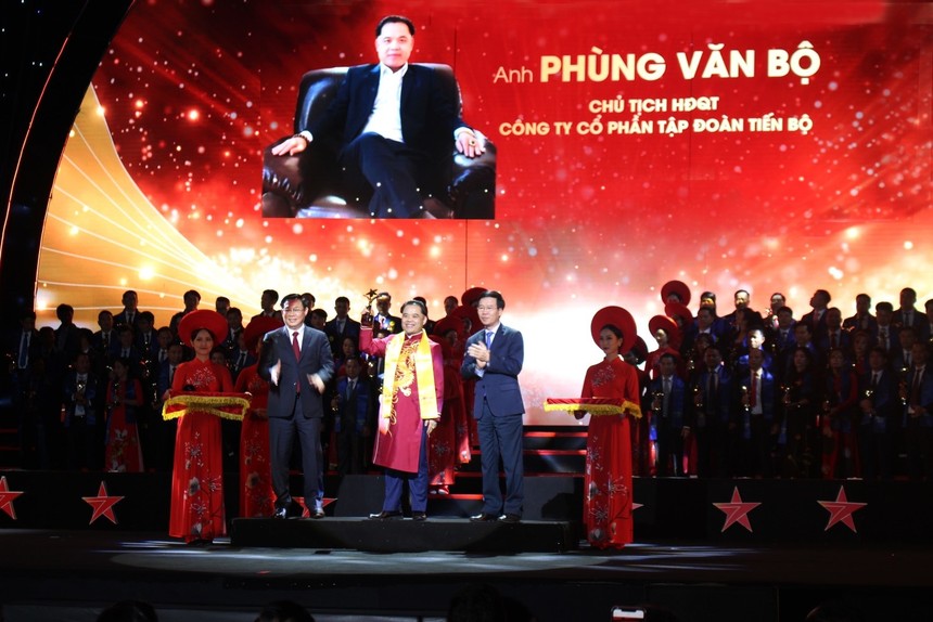 Ông Phùng Văn Bộ - Chủ tịch HĐQT TTB Group vinh dự nhận được giải thưởng Top 10 Sao Đỏ - Doanh nhân trẻ Việt Nam tiêu biểu 2019.