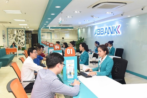 ABBank cung cấp khẩu trang miễn phí cho khách hàng