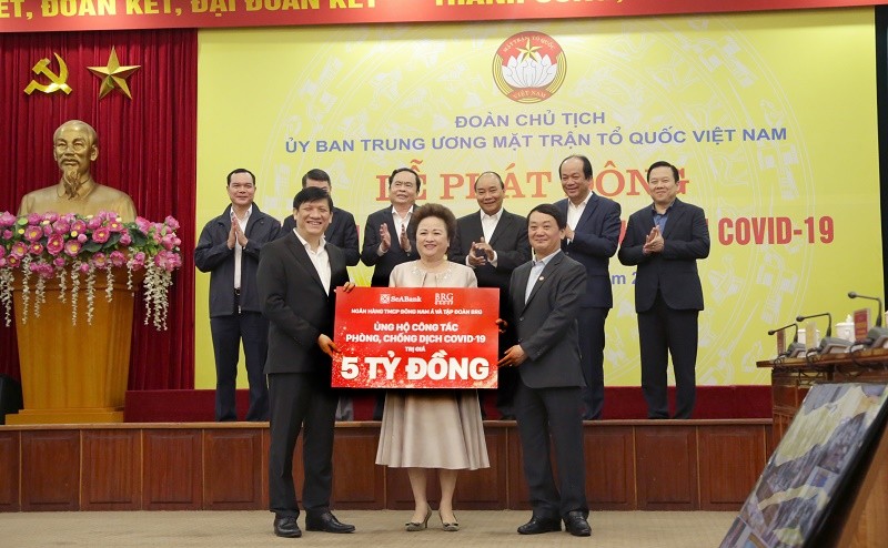 Bà Nguyễn Thị Nga, Chủ tịch BRG trao ủng hộ 5 tỷ đồng chống Covid-19