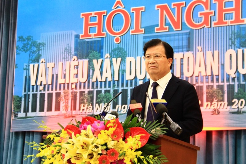 Phó Thủ tướng Trịnh Đình Dũng phát biểu tại  Hội nghị vật liệu xây dựng toàn quốc - Ảnh: Đức Thành