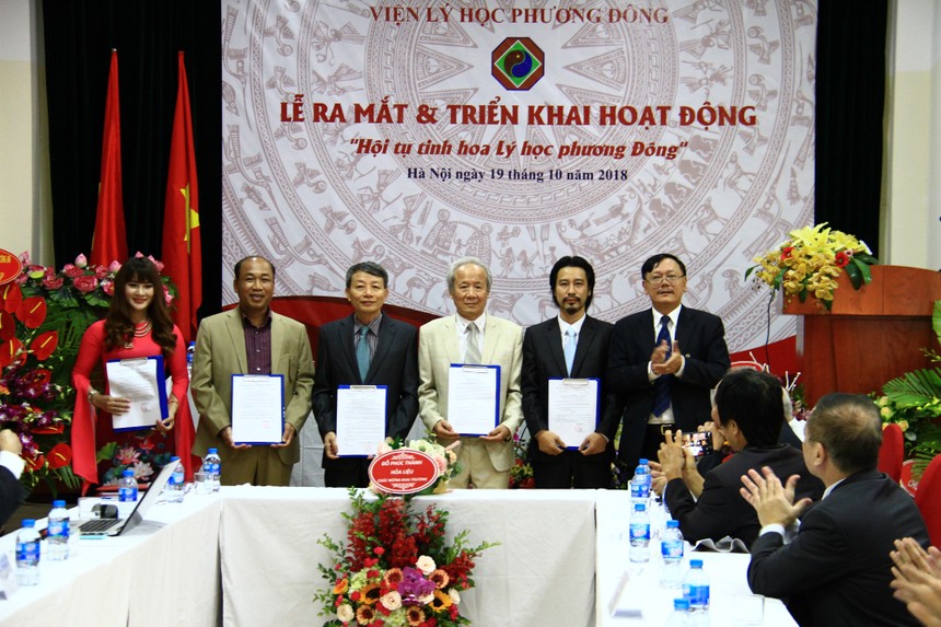 Lãnh đạo Viện trao quyết định thành lập cho 4 câu lạc bộ. Ảnh: Thành Nguyễn.