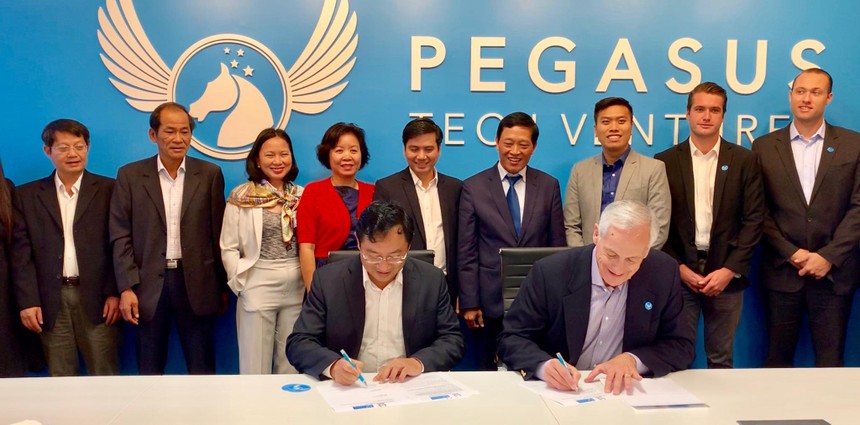 Lễ ký kết giữa đại diện NATEC và Pegasus Tech Venture. 