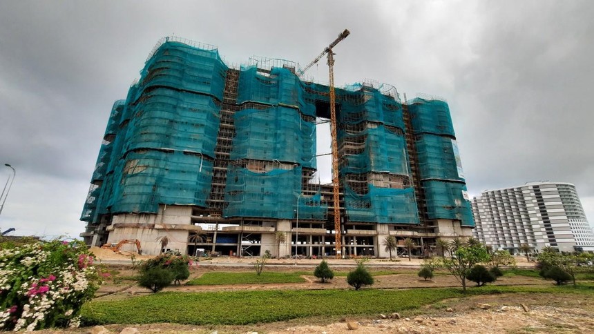Một dự án khách sạn đang được xây dựng gần sân bay Cam Ranh để đón sóng phục hồi của ngành du lịch. Ảnh: Thành Nguyễn.