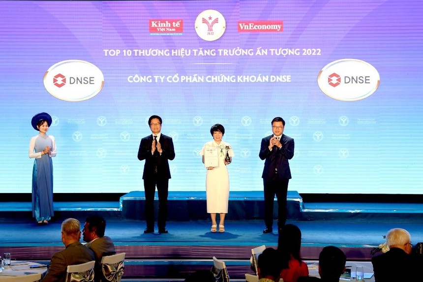 Bà Phạm Thị Thanh Hoa, Tổng Giám đốc DNSE nhận giải thưởng Top 10 thương hiệu tăng trưởng ấn tượng 2022.