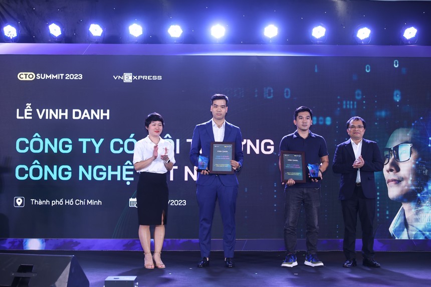 Ông Nguyễn Đức Bình, Giám đốc Công nghệ DNSE (áo xanh) nhận danh hiệu Công ty có môi trường công nghệ tốt nhất.