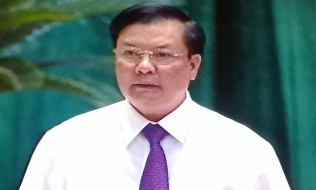 Bộ trưởng Bộ Tài chính Đinh Tiến Dũng trả lời chất vấn tại Quốc hội chiều 10/6 (Ảnh chụp qua màn hình)