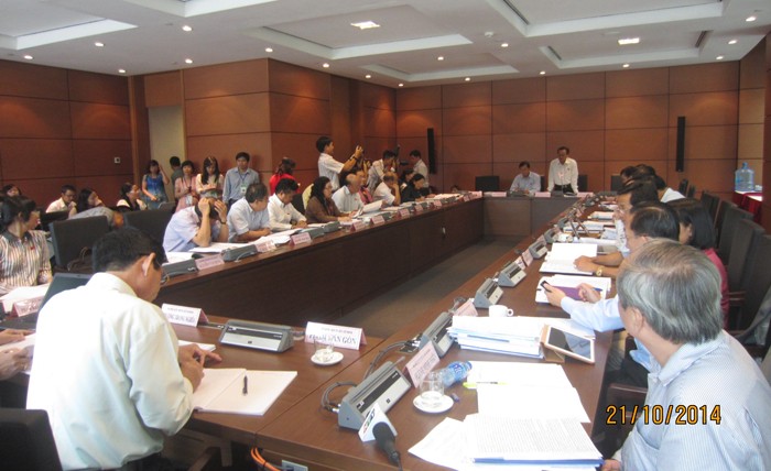 Ngày 21/10, các đại biểu thảo luận tại tổ về tình hình kinh tế xã hội 2014 và nhiệm vụ 2015 - Ảnh: Bùi Trang