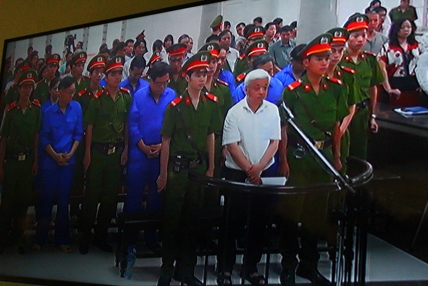 Bị cáo Nguyễn Đức Kiên (áo trắng) và các bị cáo khác trong phiên xử sơ thẩm (Ảnh chụp qua màn hình)