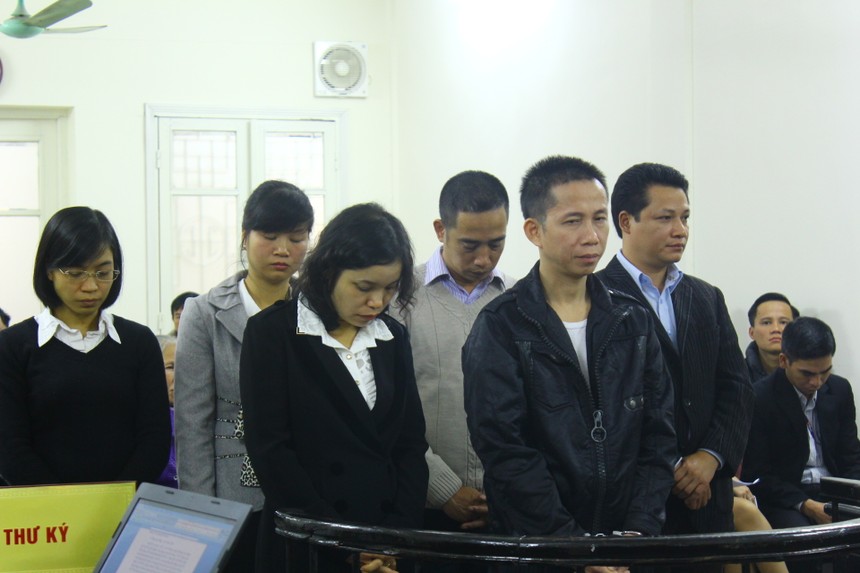 Bị cáo Lê Văn Dũng (giữa, hàng trên cùng) tại phiên tòa ngày 13/11