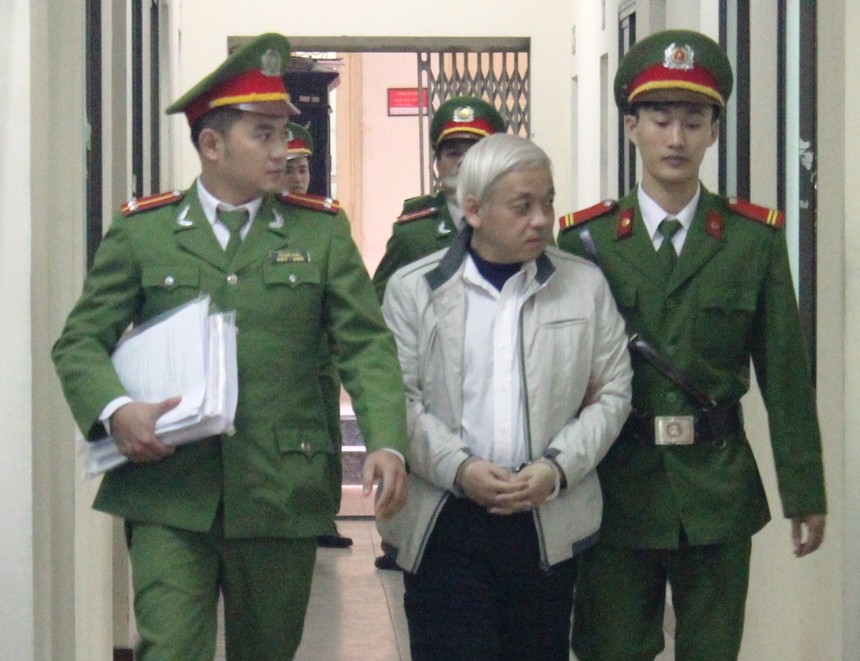 Bị cáo Nguyễn Đức Kiên bị dẫn giải bên hành lang tòa án