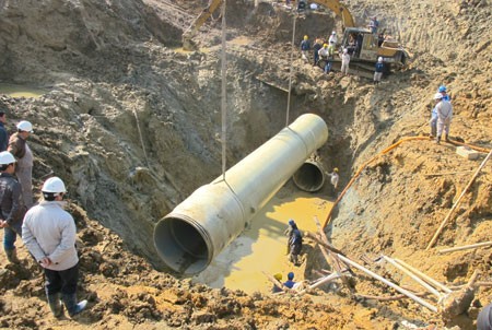 Đường ống nước sông Đà tính đến nay đã bị vỡ 10 lần, ảnh hưởng đến đời sống của hàng chục ngàn người dân Thủ đô